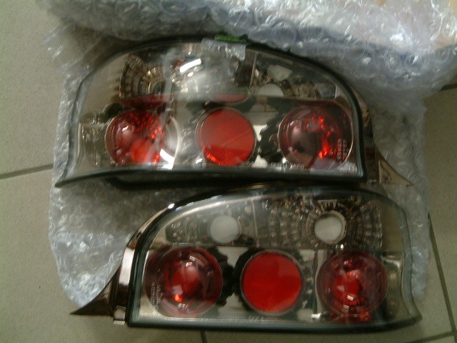 Citroen Saxo 1996-tól 2000-ig sötét króm hátsó lámpa pár